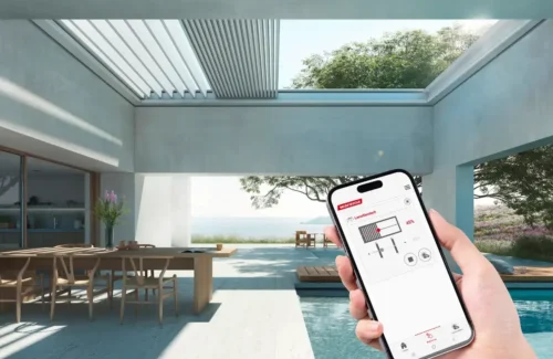 Smartphone mit einem Lamellendach im Hintergrund