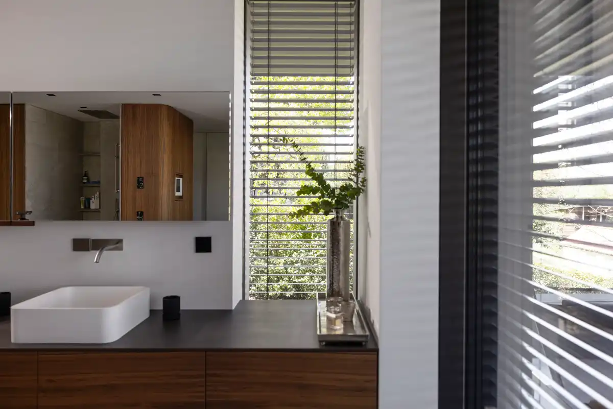 Innenjalousien nach Maß Modernes Badezimmer mit Innenjalosuien