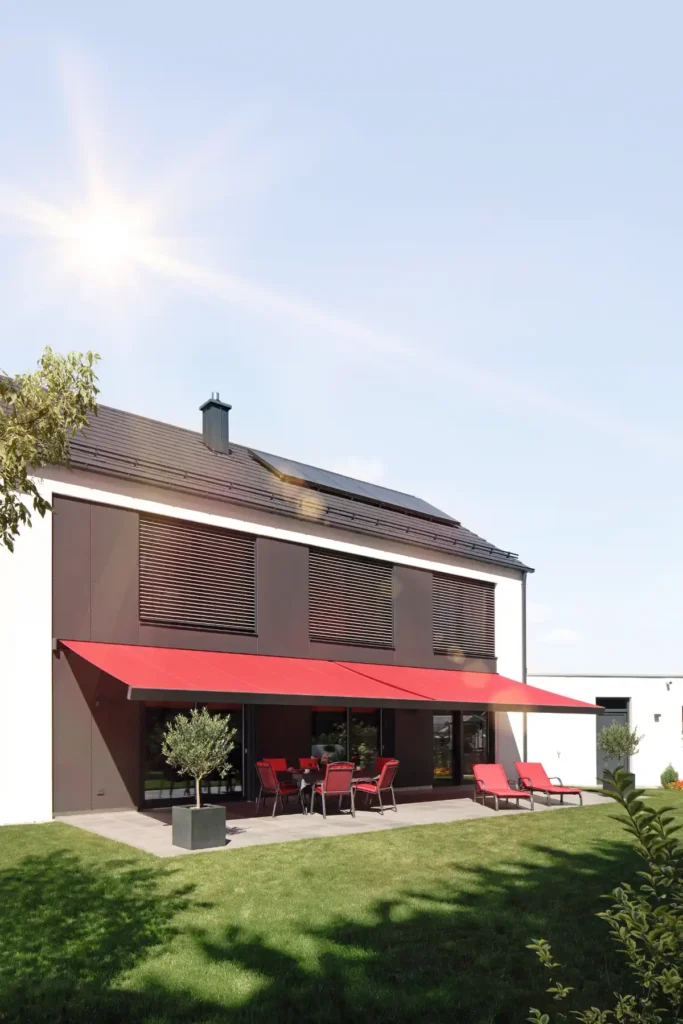 Stilvolle Terrasse mit Sonnenschutz und Gartenmöbeln Moderne Terrasse mit rotem Sonnenschutz und Gartenmöbeln