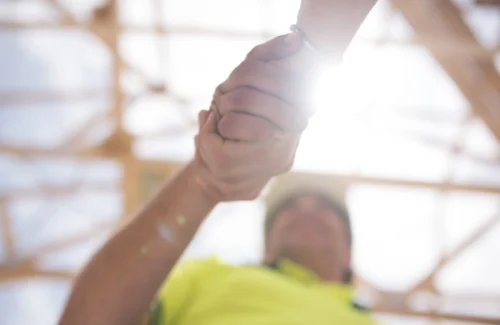 Handschlag von zwei Arbeitskollegen