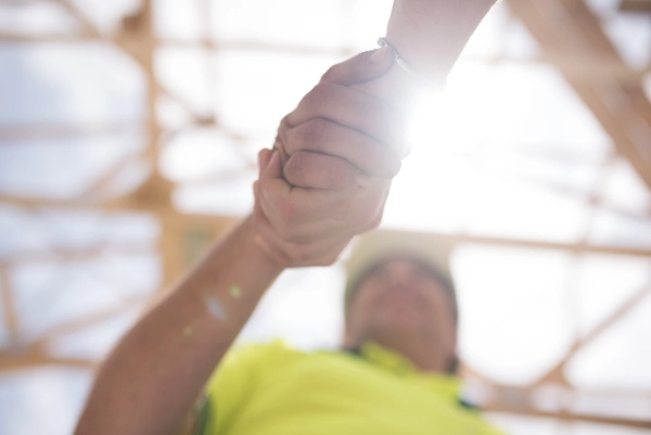 Handschlag von zwei Arbeitskollegen