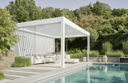 Moderne Pergola am Pool mit stilvollen Möbeln und üppigem Garten