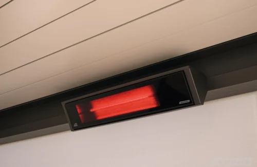 Infrarot-Heizstrahler unter einer Deckenmontage